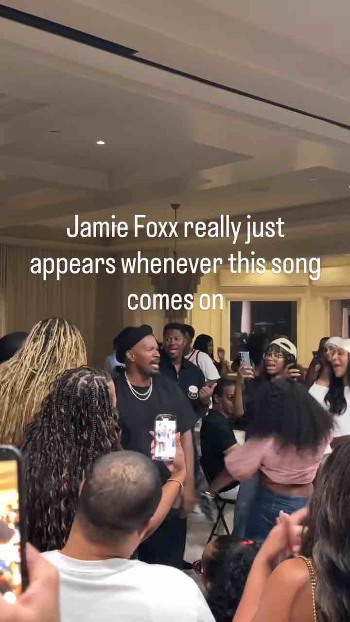 I be yelling out gang gang, do you gang bang? I be outside with my gang gang - Jamie Foxx owns this song